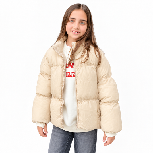 Campera Puffer Beige - Don Gato Kids — modelo con la prenda sobre fondo blanco, formato cuadrado.