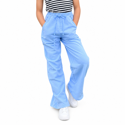 Pantalón Ancho S/frizza Celeste - Don Gato Kids — modelo con la prenda sobre fondo blanco.