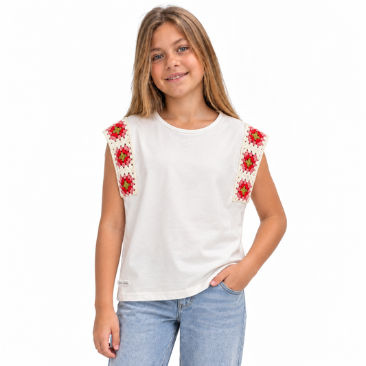 Reme Algodón Crochet - Don Gato Kids — modelo con la prenda sobre fondo blanco.