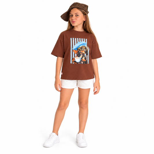Remera Alfo marrón con estampa de perro salchicha, presentada por modelo sobre fondo blanco.