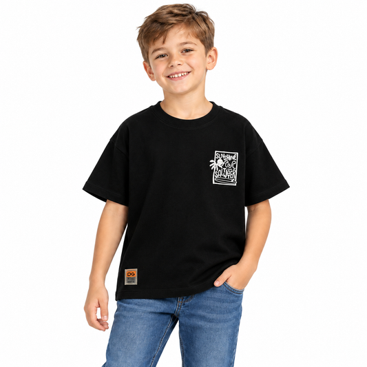 Remera Sunshine Negra – Don Gato Kids — modelo con la prenda sobre fondo blanco.