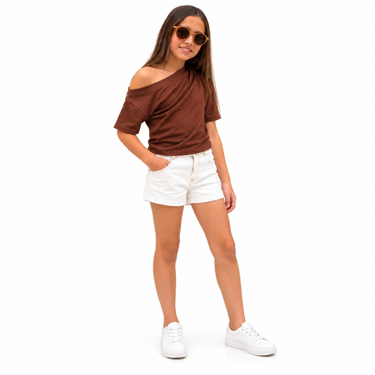 Blusa Irregular marrón presentada por modelo sobre fondo blanco.