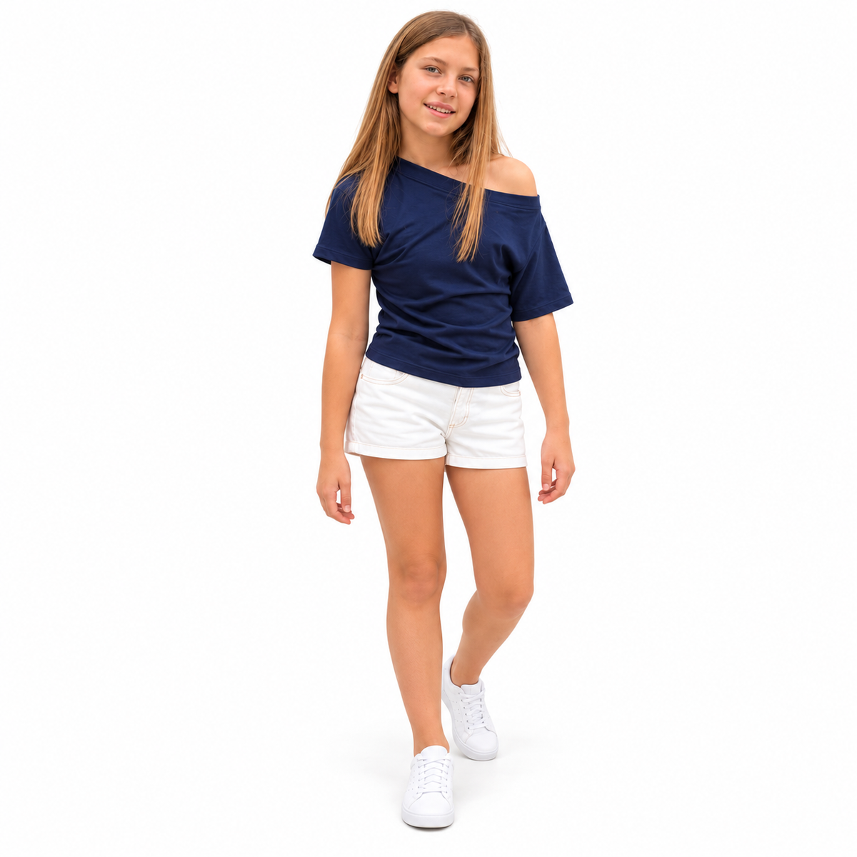 Blusa Irregular azul marino presentada por modelo sobre fondo blanco.