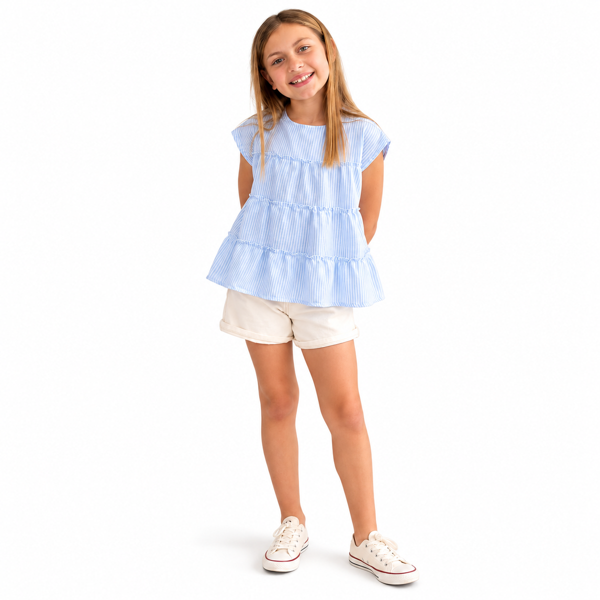 Blusa Lino Alfo celeste con rayas blancas, presentada por modelo sobre fondo blanco.