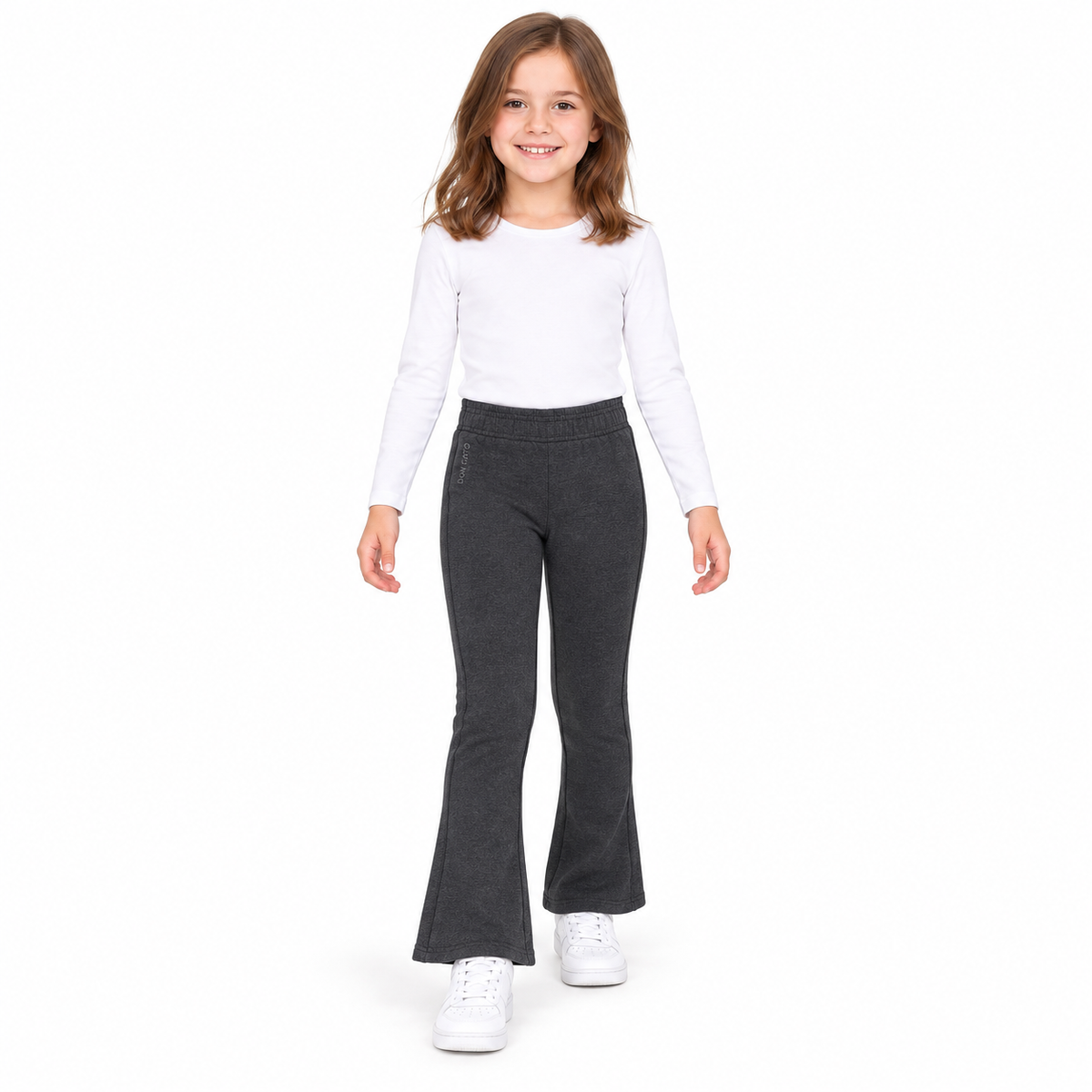 Calza Felpa Semioxford Gris Oscura - Don Gato Kids — modelo con la prenda sobre fondo blanco.
