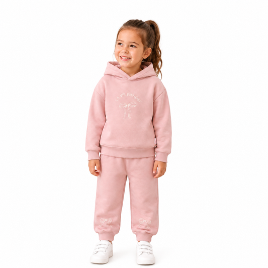 Conjunto Moña Rosado - Don Gato Kids — modelo con la prenda sobre fondo blanco.