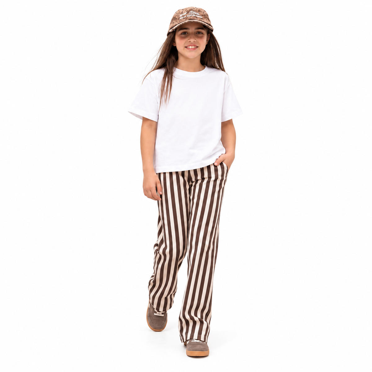 Pantalón a Rayas marrón y crudo presentado por modelo sobre fondo blanco.