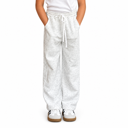 Pantalón Ancho Hielo - Don Gato Kids — modelo con la prenda sobre fondo blanco.