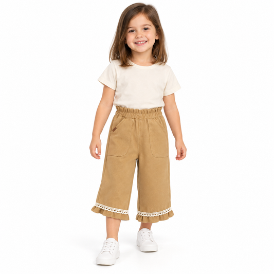 Pantalón Beba - Don Gato Kids — modelo con la prenda sobre fondo blanco.