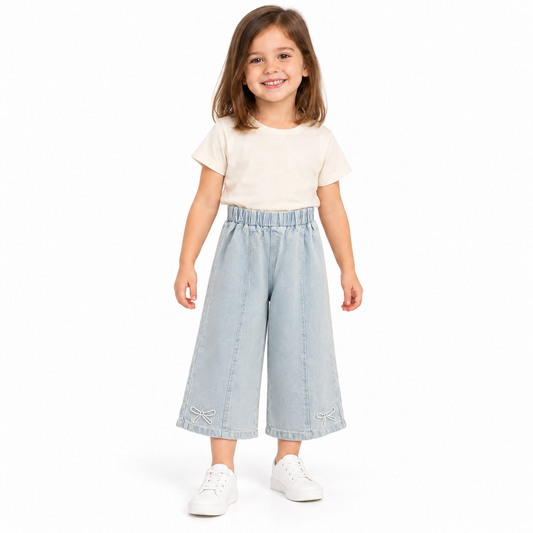 Pantalón Jean fino - Don Gato Kids — modelo con la prenda sobre fondo blanco.