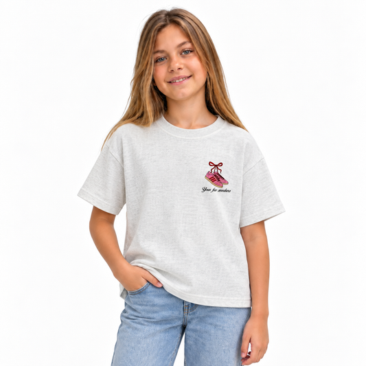 Remera Your Fav Sneakers – Don Gato Kids — modelo con la prenda sobre fondo blanco.