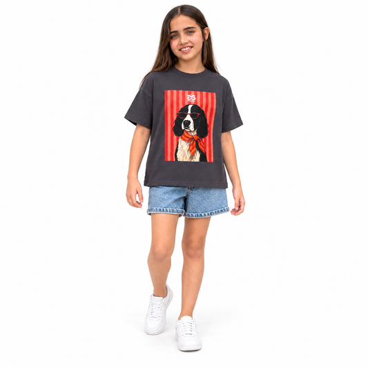 Remera Cocker gris oscuro con estampa de perro, presentada por modelo sobre fondo blanco.