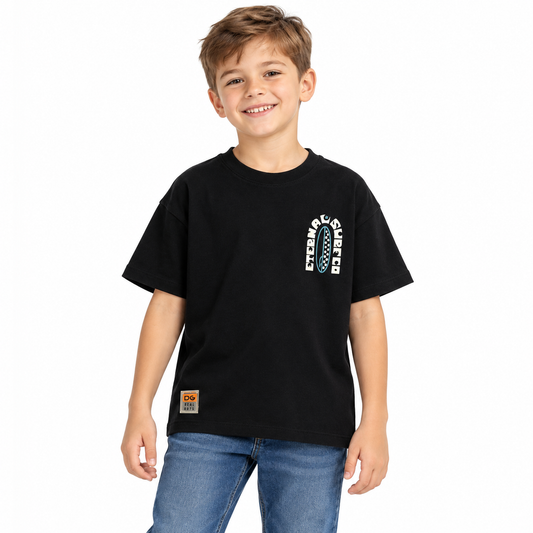 Remera Eternal Surf Negra – Don Gato Kids — modelo con la prenda sobre fondo blanco.