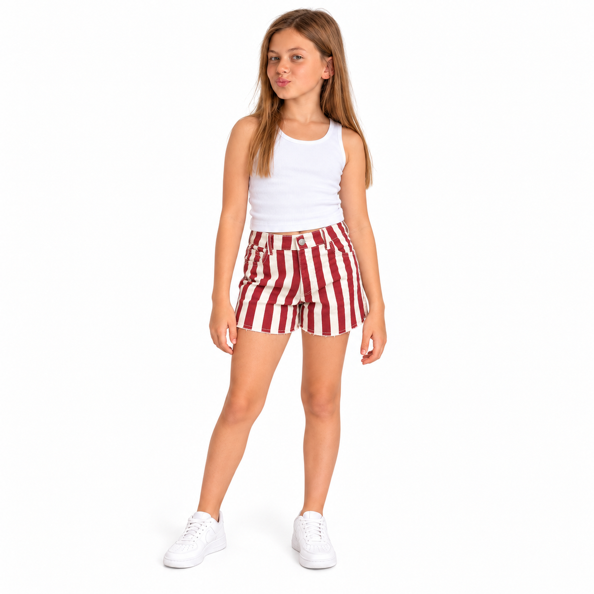 Short Rayas bordó y crudo, presentado por modelo sobre fondo blanco.